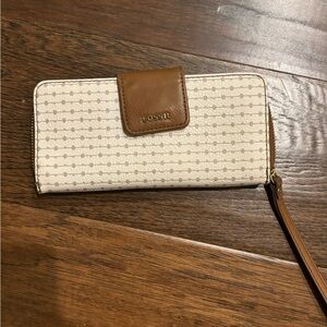 Like new tan Fossil wallet.   Lots of storage for all your cards.